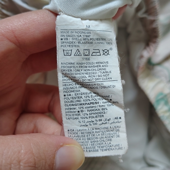 Old Navy Women's Medium Stretchtech Dry Quick Dolphin Hem Run Shorts - Picture 11 of 11